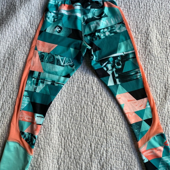 Reebok leggings. 🧜🏻‍♀️ - Picture 4 of 7